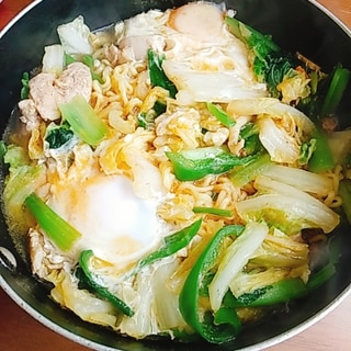 豚　白菜　小松菜　ピーマン　卵乗せ醤油ラーメン